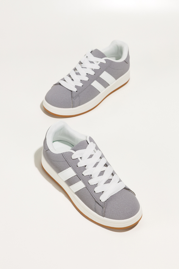 Szare sneakersy damskie buty sportowe na platformie sznurowane białe wstawki Casu 22367-5
