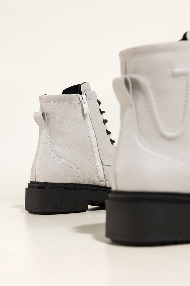 Białe botki skórzane damskie Sergio Leone na czarnej żłobionej platformie ozdobne przeszycia na cholewce sznurowane YG74751-H