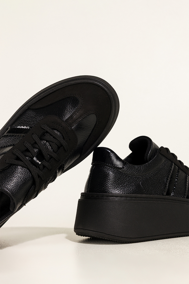 Czarne sneakersy skórzane damskie buty sportowe na platformie lakierowane wstawki sznurowane PRODUKT POLSKI Casu 5967