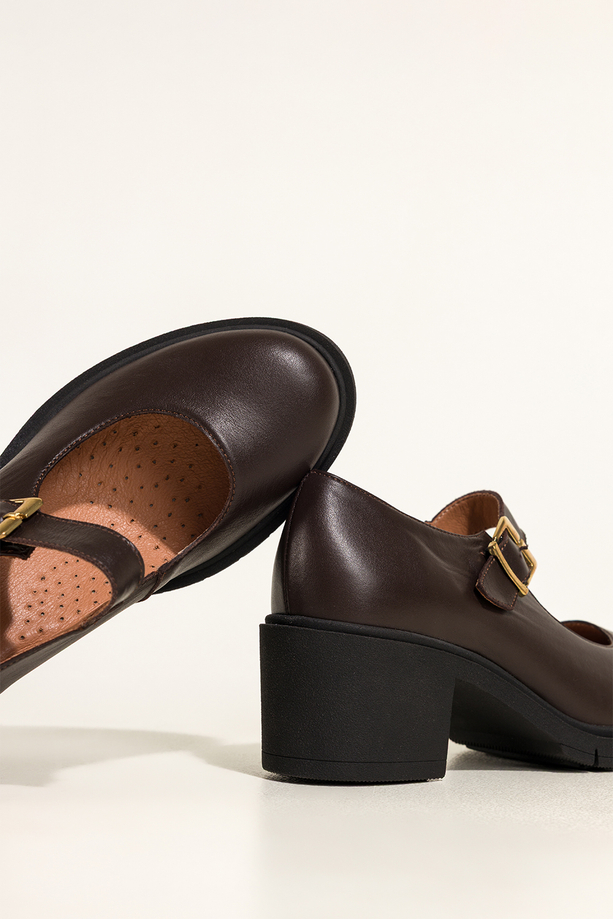 Czekoladowe czółenka skórzane damskie Mary Jane z paskiem szeroki obcas klocek PRODUKT POLSKI Casu 390