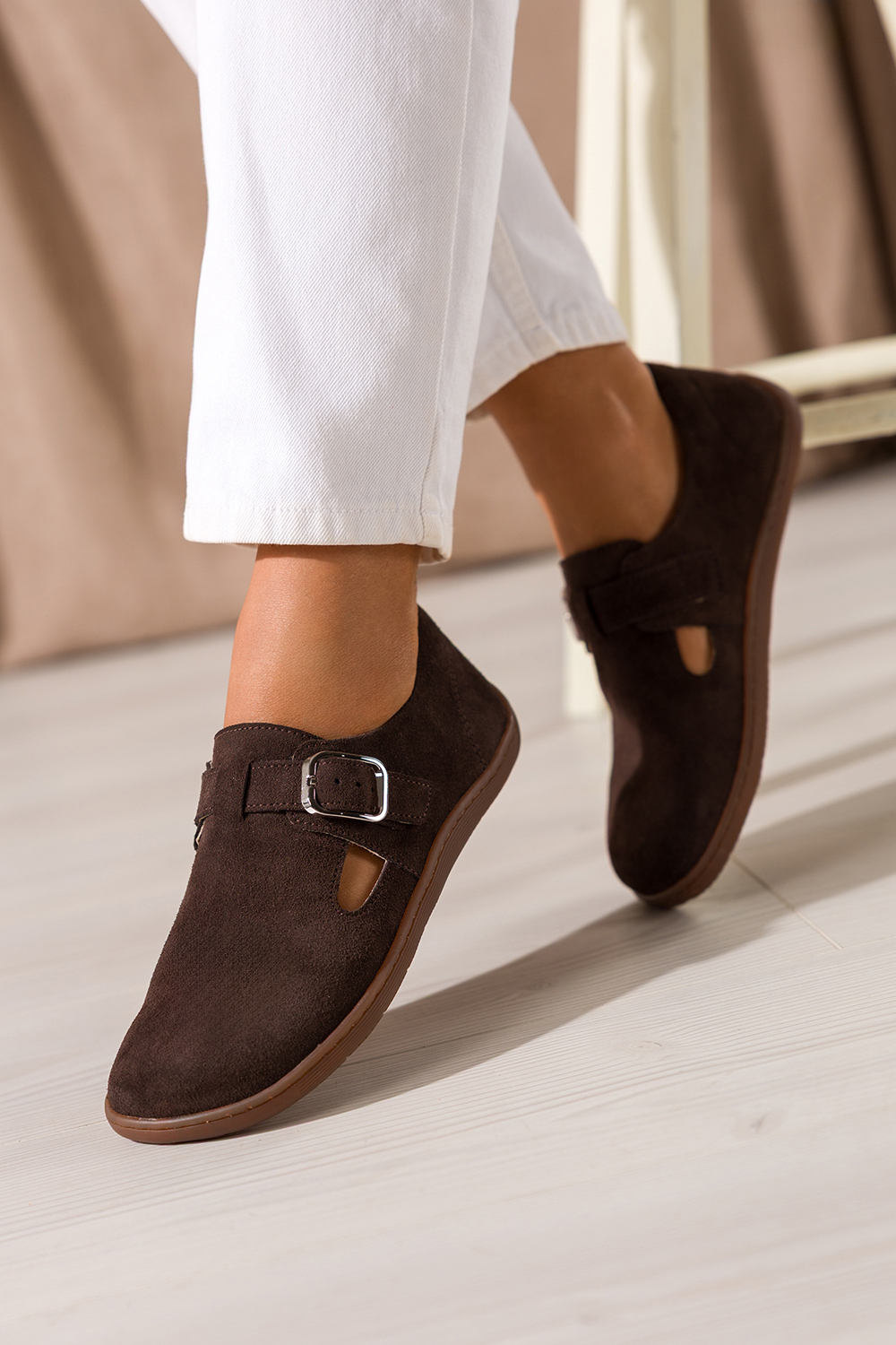 Czekoladowe buty barefoot skrzane damskie szerokie na elastycznej paskiej podeszwie wycita chole