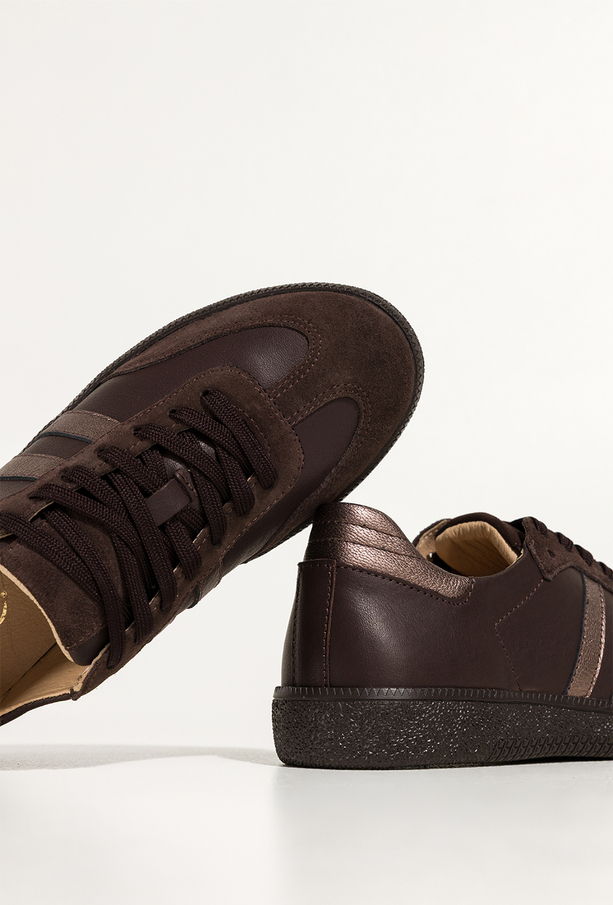 Czekoladowe sneakersy skórzane damskie buty sportowe na elastycznej podeszwie miedziane wstawki sznurowane PRODUKT POLSKI Casu M8931