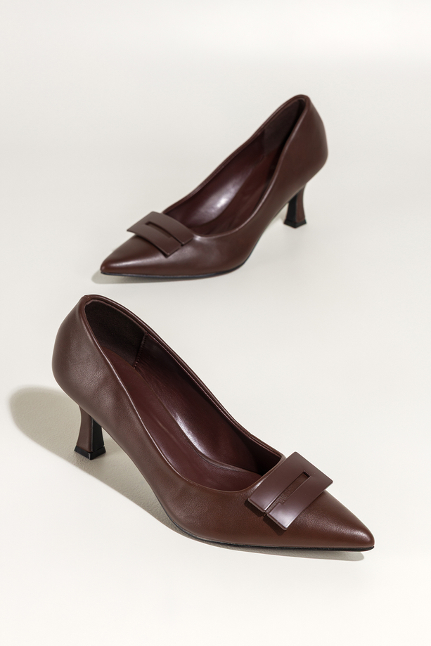 Czekoladowe czółenka damskie z ozdobą obcas klepsydra Carla 44-Z62