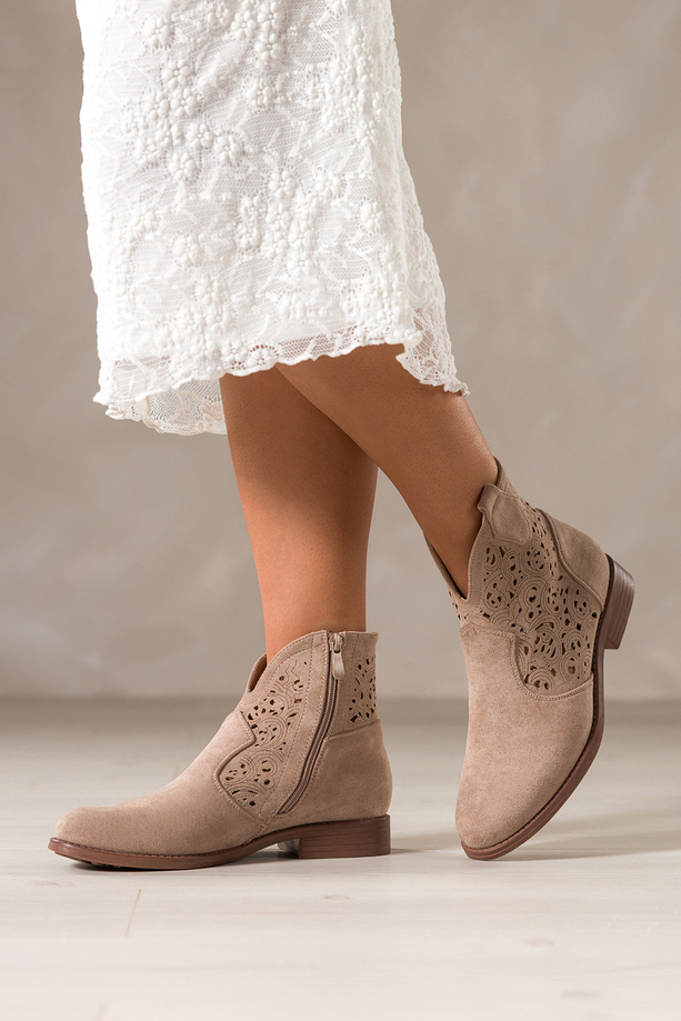 Beżowe botki damskie płaskie ażurowa cholewka Carla S7476-7