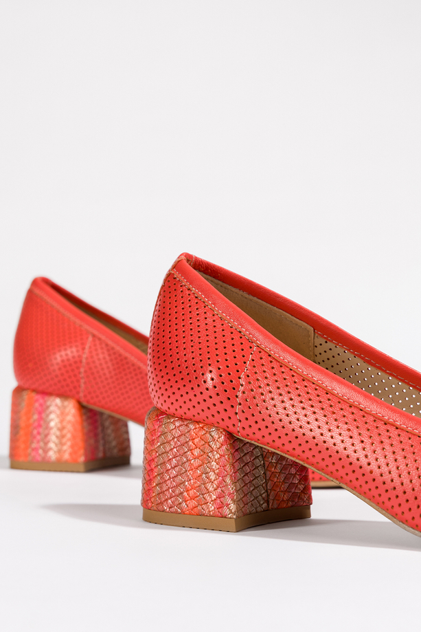 Pomarańczowe czółenka skórzane damskie ażurowe na klocu z ozdobą  PRODUKT POLSKI Casu 02207-2813-2756