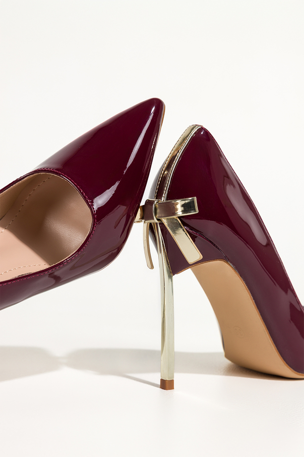 Bordowe czółenka damskie szpilki lakierowane złoty obcas z kokardą Carla BQB077