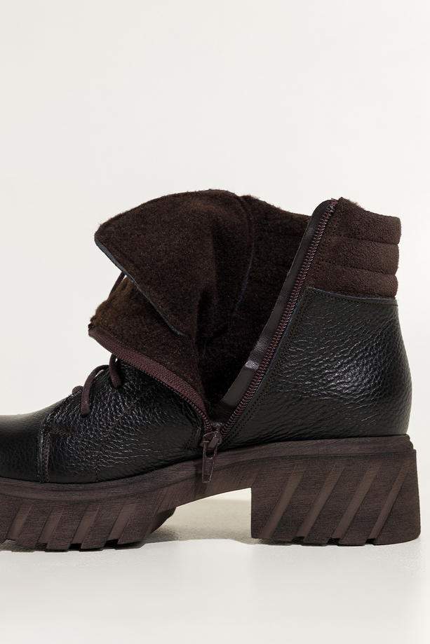 Czarne botki skórzane damskie na bieżnikowanej czekoladowej podeszwie sznurowane PRODUKT POLSKI Casu 8097