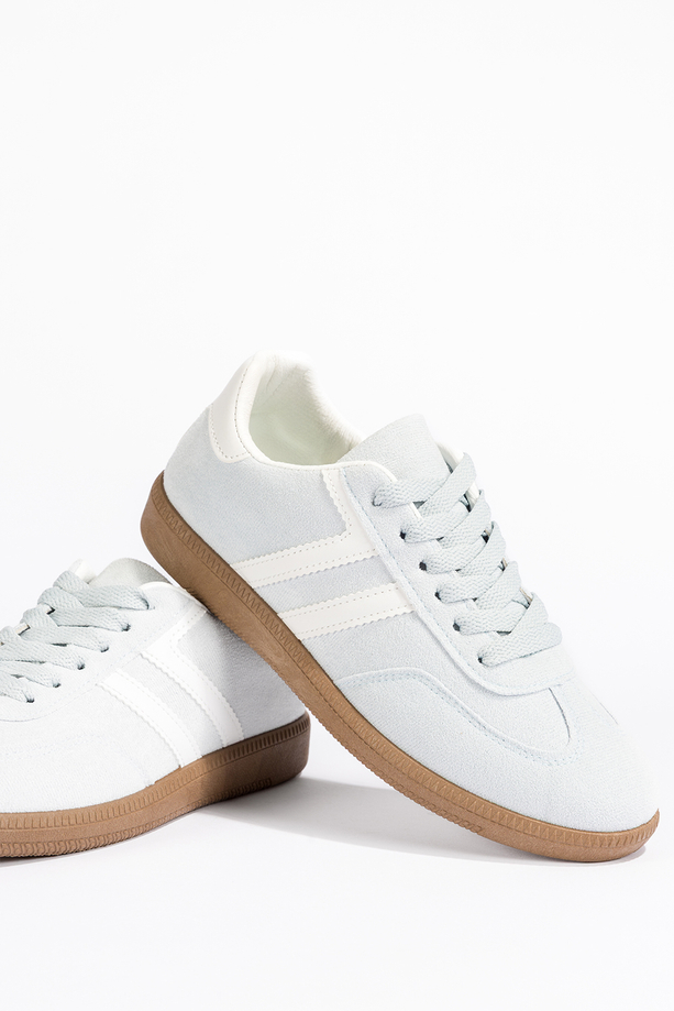 Błękitne sneakersy damskie buty sportowe na elastycznej płaskiej podeszwie podwójne sznurówki białe wstawki Casu B-6610