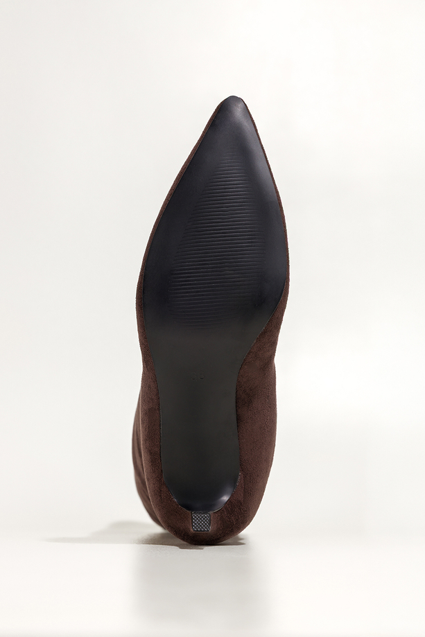 Czekoladowe kozaki damskie z zamszu ekologicznego na szpilce przed kolano szeroka cholewka Carla OZ6876