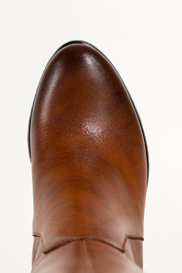 Brązowe kozaki skórzane damskie przed kolano na niskim ozdobnym klocku PRODUKT POLSKI Casu 29845