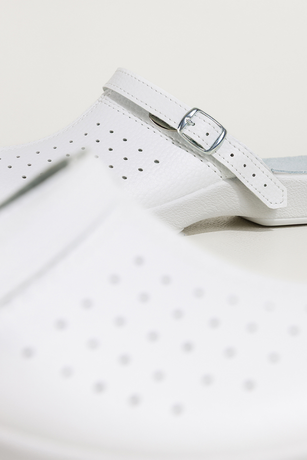 Białe klapki damskie Inblu sanitarne medyczne skórzana wkładka wąski pasek ze srebrną klamrą ZV999995