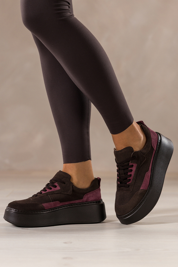 Czekoladowe sneakersy skórzane damskie buty sportowe na platformie bordowe wstawki na cholewce sznurowane PRODUKT POLSKI Casu M8734H6