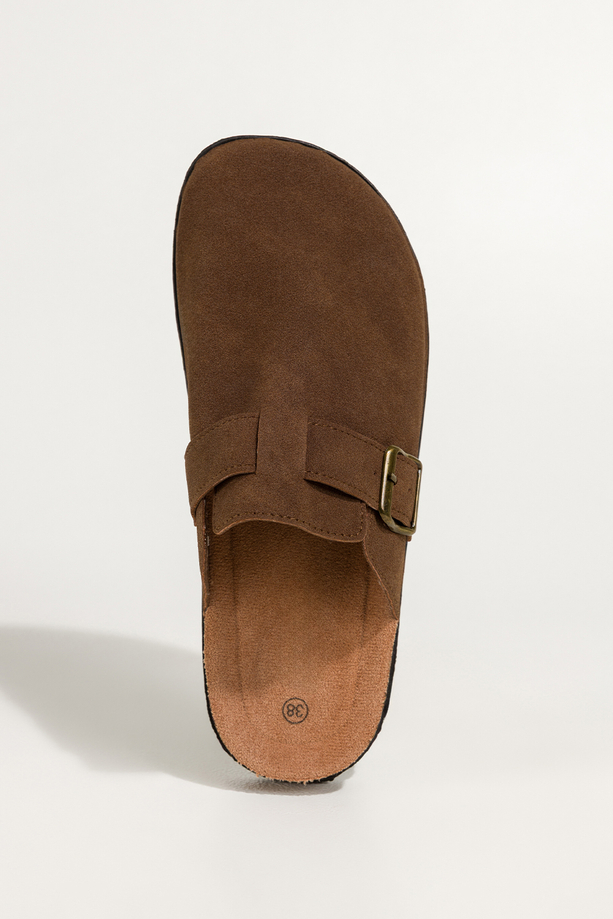 Czekoladowe klapki damskie na profilowanej płaskiej podeszwie pasek ze złotą klamrą Carla KH66K