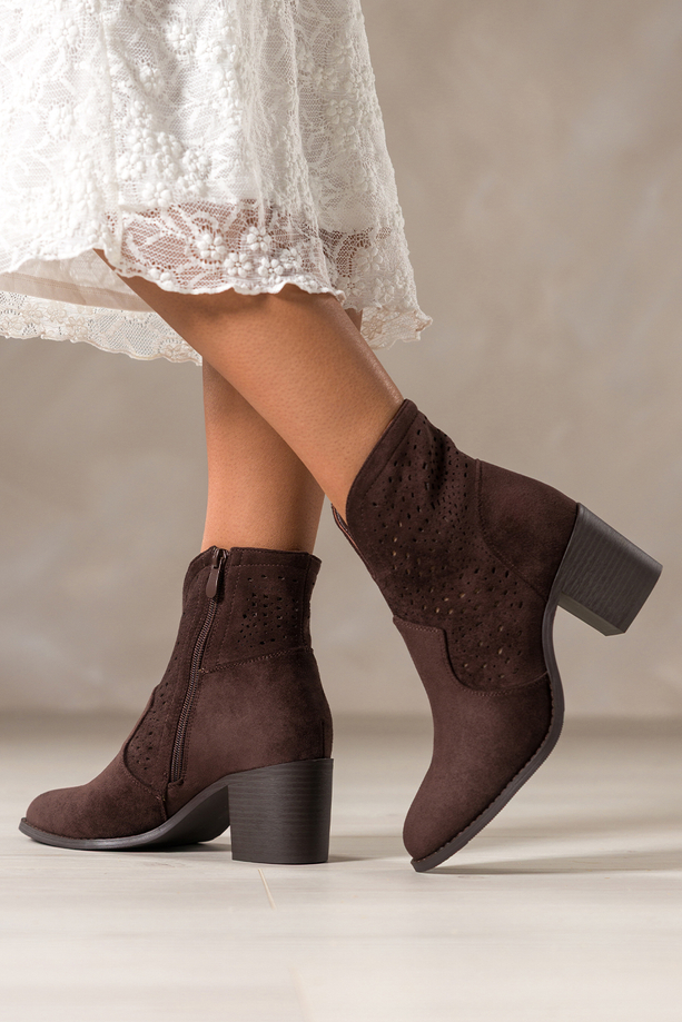 Czekoladowe botki damskie ażurowe na słupku wycięta cholewka Carla S749-3