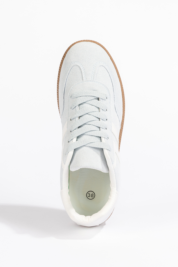Błękitne sneakersy damskie buty sportowe na elastycznej płaskiej podeszwie podwójne sznurówki białe wstawki Casu B-6610