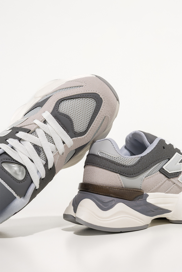 Szare sneakersy damskie buty sportowe z perforacją na białej platformie sznurowane Casu Y808-7