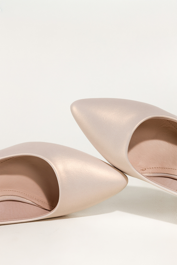 Jasnobeżowe szpilki damskie Sergio Leone z perłową powłoką skórzana wkładka 8663