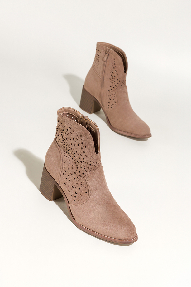 Ciemnobeżowe botki damskie ażurowe na słupku wycięta cholewka Carla S749-7