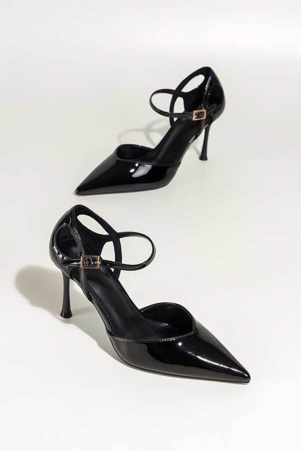 Czarne czółenka damskie szpilki lakierowane z paskiem wycięcia na cholewce Carla OV849