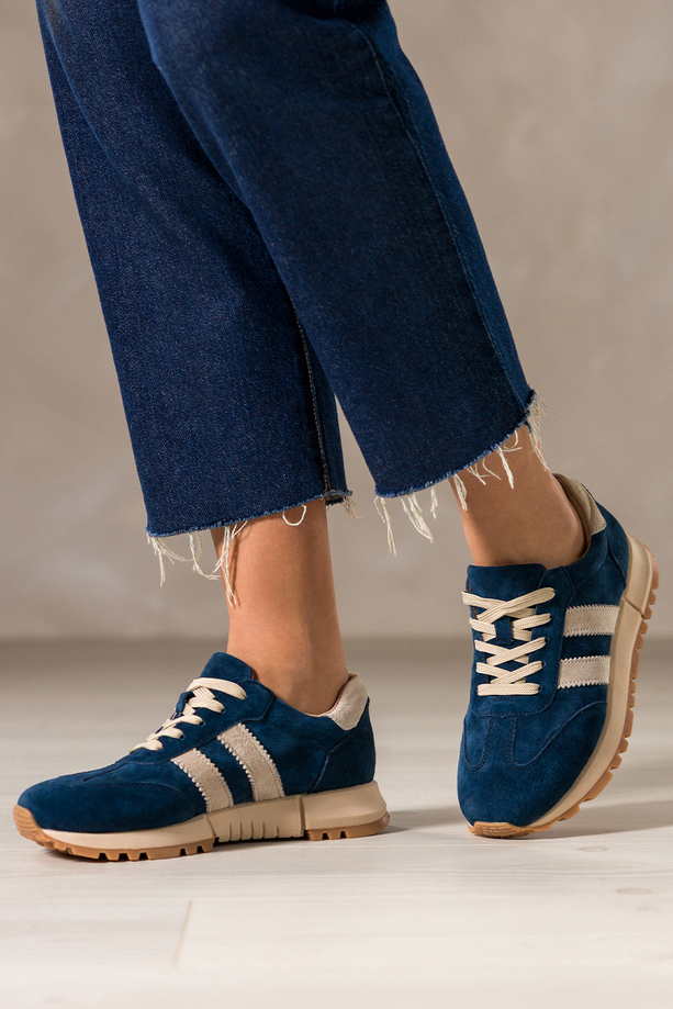 Granatowe sneakersy skórzane damskie buty sportowe na bieżnikowanej platformie beżowe wstawki sznurowane Carla TW-OC8919