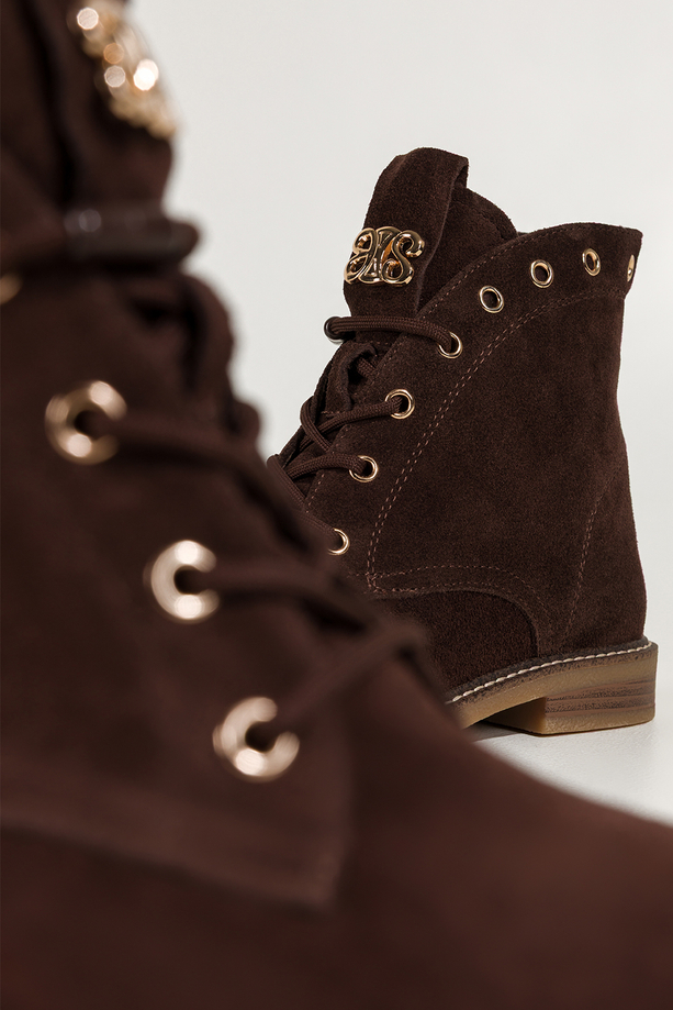 Czekoladowe botki damskie skórzane płaska podeszwa z przeszyciami złota ozdoba na języku nity sznurowane Carla B194-7