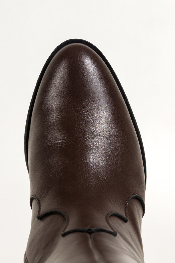 Czekoladowe kozaki skórzane damskie kowbojki na ściętym klocku wycięta cholewka z ozdobnymi paskami PRODUKT POLSKI Casu 7000-704