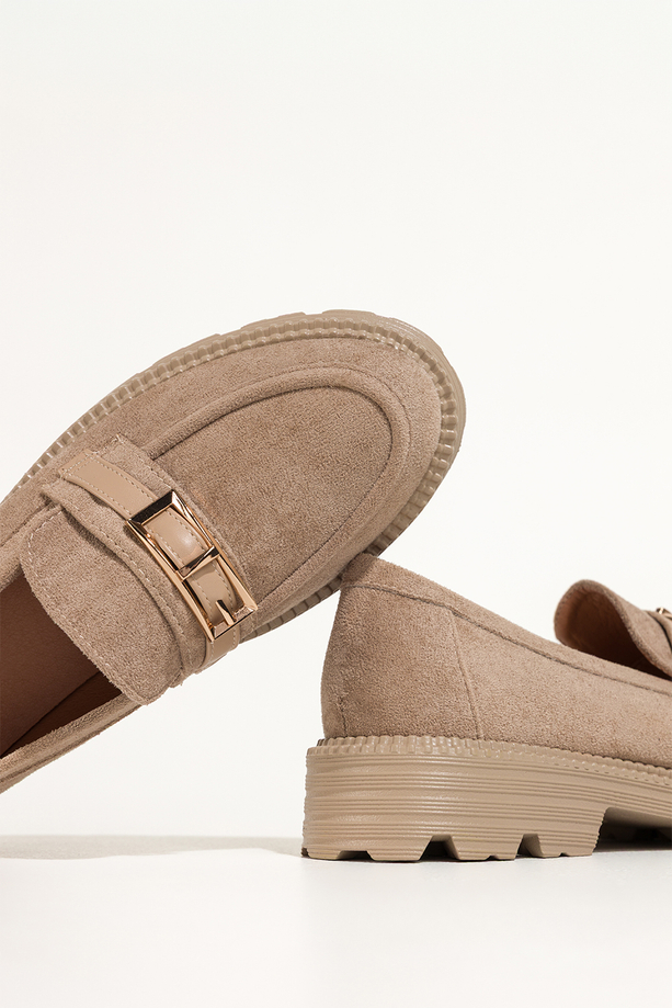 Beżowe mokasyny damskie półbuty na bieżnikowanej platformie ozdobny pasek ze złotą klamrą Casu G339K