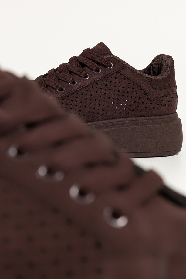 Czekoladowe sneakersy damskie buty sportowe ażurowe na platformie sznurowane Carla YO349K