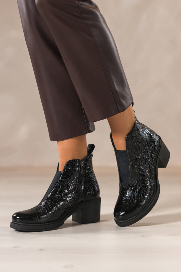 Czarne botki skórzane damskie lakierowane z wzorem obcas klocek szeroka elastyczna guma na przodzie PRODUKT POLSKI Casu 376