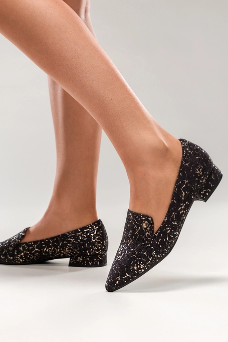 Czarne półbuty damskie lordsy na niskim obcasie klocku skórzana wkładka wzór wężowy Casu ER24WX8-BS