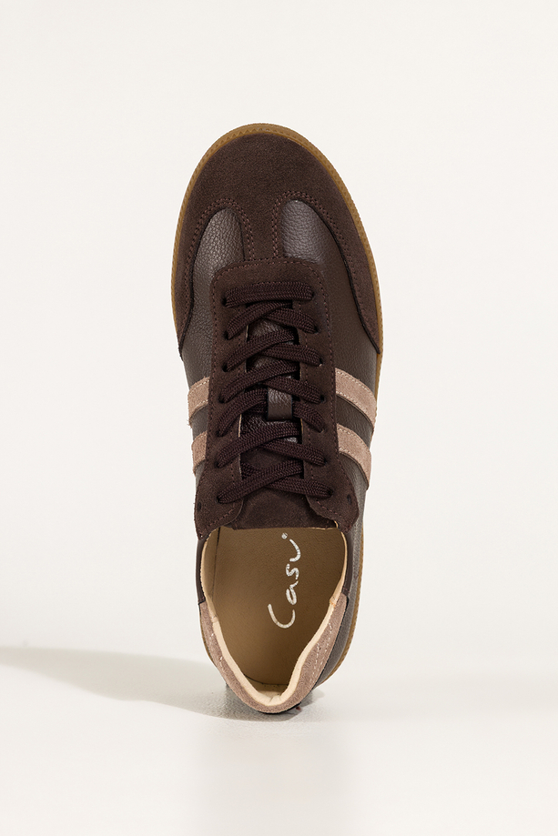 Czekoladowe sneakersy skórzane damskie buty sportowe na elastycznej podeszwie beżowe wstawki sznurowane PRODUKT POLSKI Casu M8931