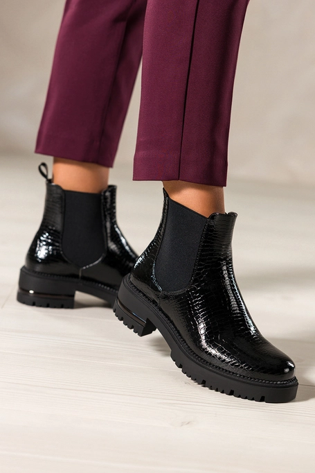 Czarne botki damskie lakierowane Sergio Leone z gumami po bokach bieżnikowana platforma wzór wężowy GI253