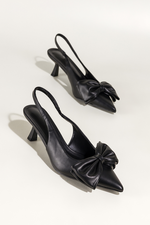 Czarne czółenka damskie z kokardą obcas kieliszek odkryta pięta elastyczna guma w pasku Carla N892