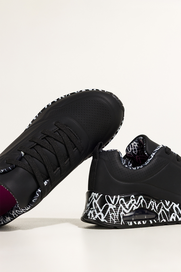 Czarne sneakersy damskie buty sportowe na koturnie z wzorem sznurowane Casu 0996-3