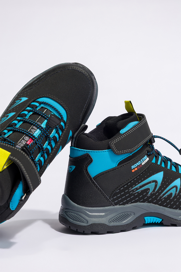 Czarne buty trekkingowe damskie na bieżnikowanej podeszwie z regulowaną elastyczną sznurówką niebieskie wstawki softshell Casu 2310-14W