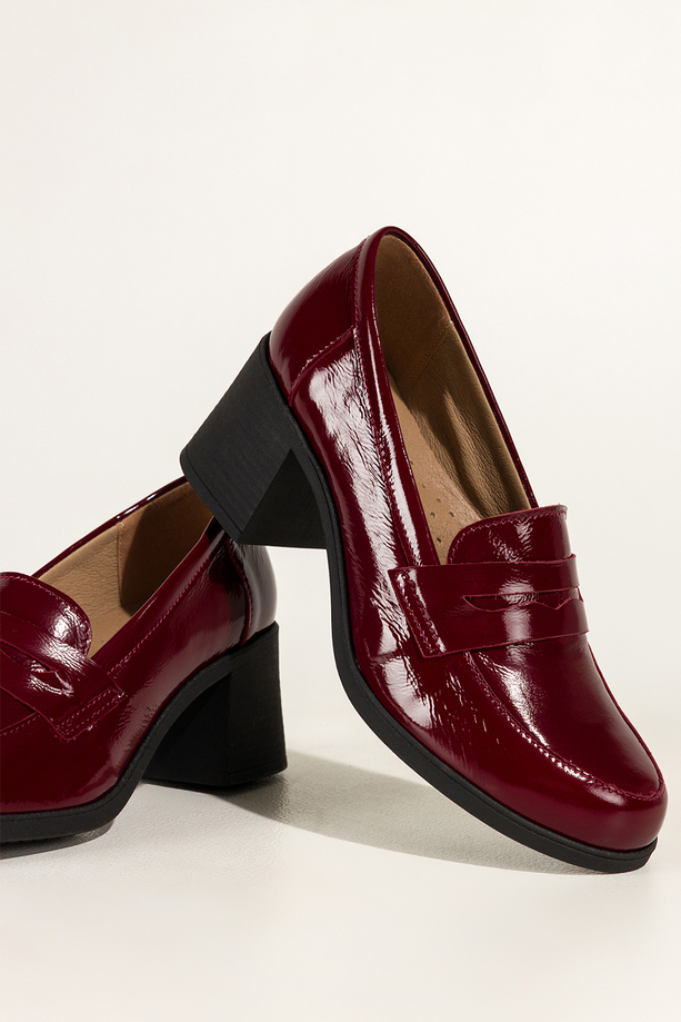 Bordowe mokasyny skórzane damskie lakierowane na szerokim klocku ozdobny pasek PRODUKT POLSKI Casu 2762