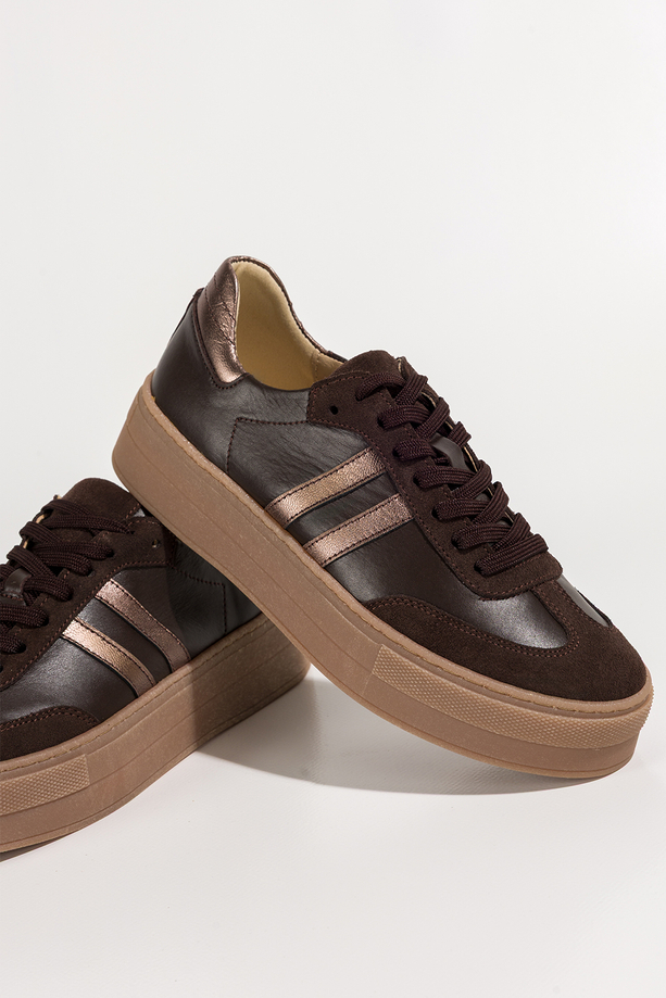 Czekoladowe sneakersy skórzane damskie buty sportowe na platformie z miedzianymi wstawkami sznurowane PRODUKT POLSKI Casu N1068S2