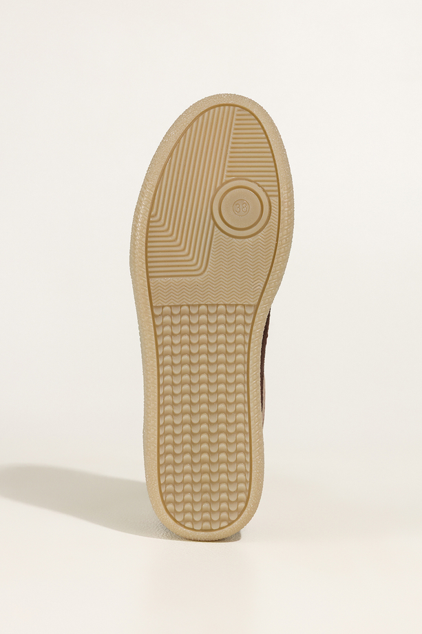 Czekoladowe sneakersy skórzane damskie buty sportowe na elastycznej podeszwie beżowe wstawki zamek w cholewce sznurowane PRODUKT POLSKI Casu M8716