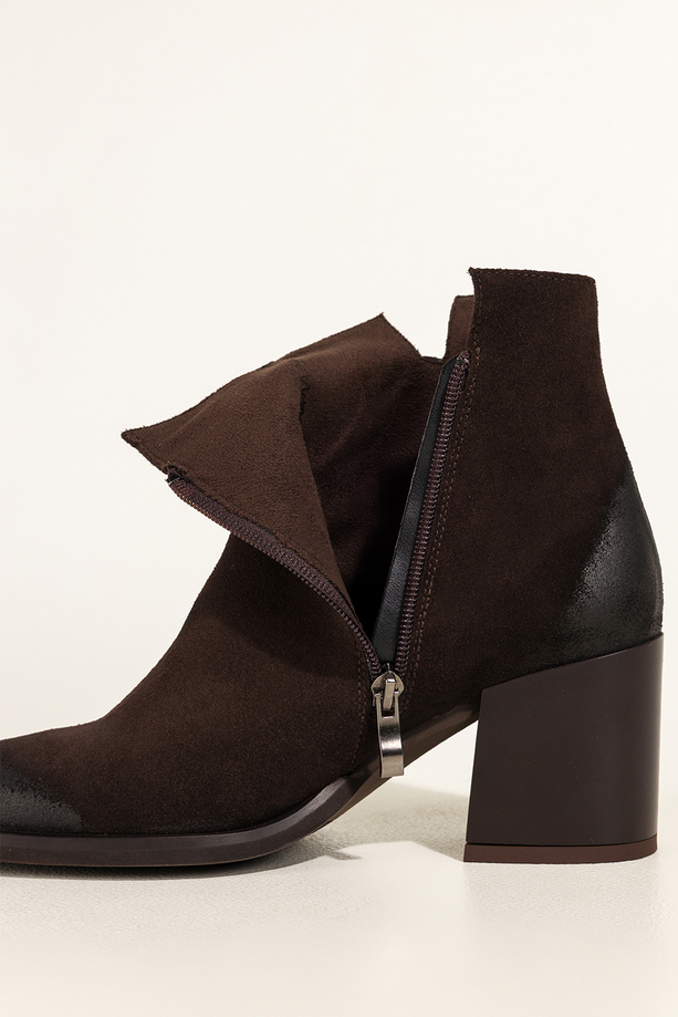 Czekoladowe botki skórzane damskie na szerokim słupku nity na cholewce PRODUKT POLSKI Casu 8863