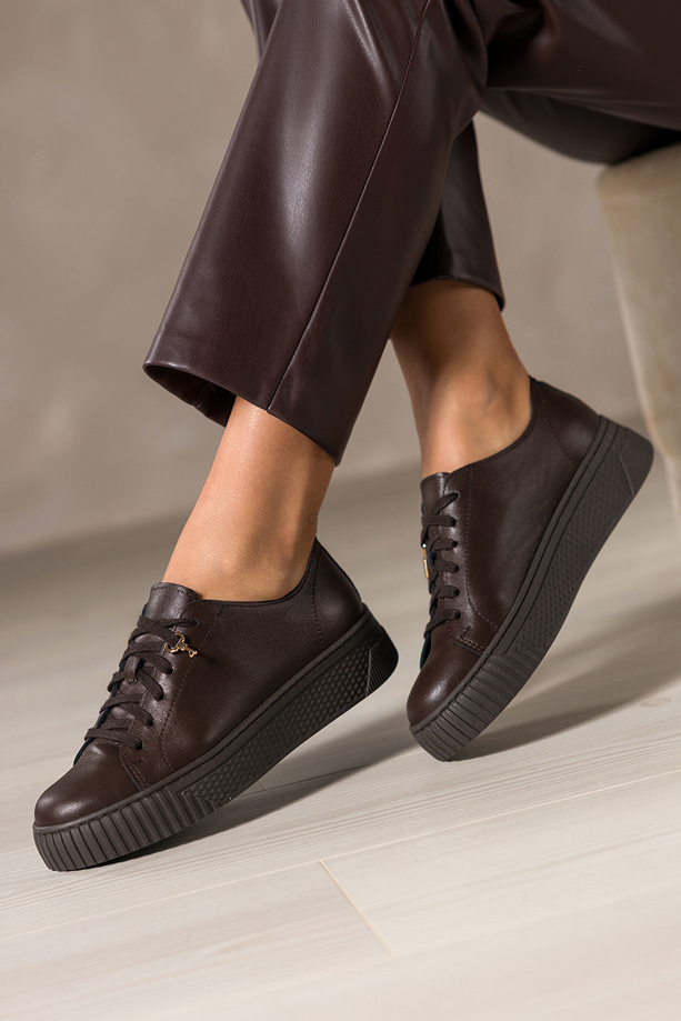 Czekoladowe sneakersy skórzane damskie buty sportowe na platformie ze złotą kłódką sznurowane PRODUKT POLSKI Casu 8854