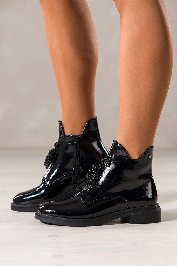 Czarne botki damskie lakierowane na szerokim klocku z kokardą i kryształkami wycięcia po bokach Casu BC24X9-B