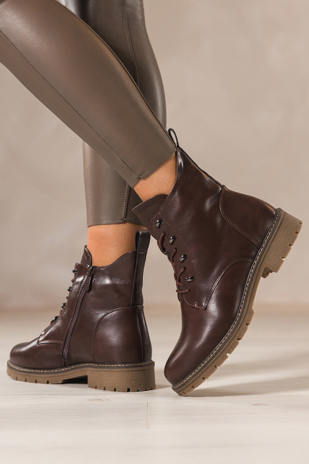 Czekoladowe botki damskie z ozdobami na niskim bieżnikowanym obcasie sznurowane Casu QO2489-6