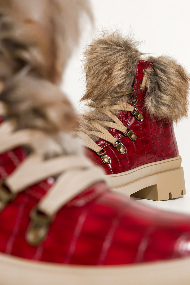 Czerwone botki śniegowce damskie trapery na bieżnikowanej platformie wykończone futerkiem krokodyli wzór sznurowane Carla TW-GO54