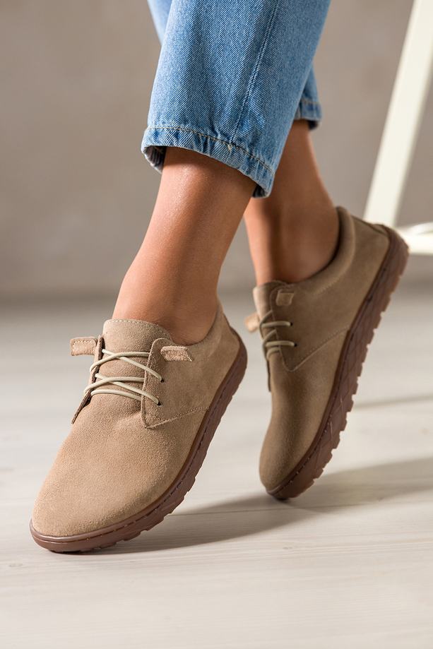 Jasnobeżowe buty barefoot skórzane damskie szerokie na elastycznej płaskiej podeszwie elastyczne jasnobeżowe sznurówki PRODUKT POLSKI Casu 89810