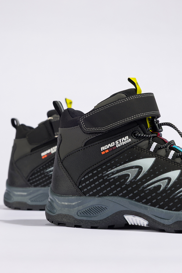 Czarne buty trekkingowe damskie na bieżnikowanej podeszwie z regulowaną elastyczną sznurówką białe wstawki softshell Casu 2310-11W