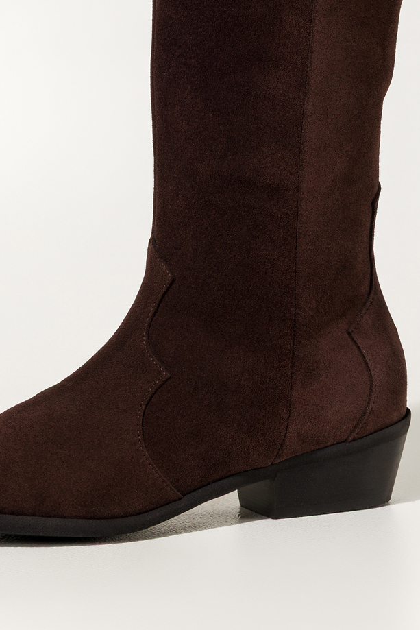 Czekoladowe kozaki skórzane damskie kowbojki zamszowe do połowy łydki ścięty obcas wycięta cholewka z ozdobnymi paskami PRODUKT POLSKI Casu 6938-496