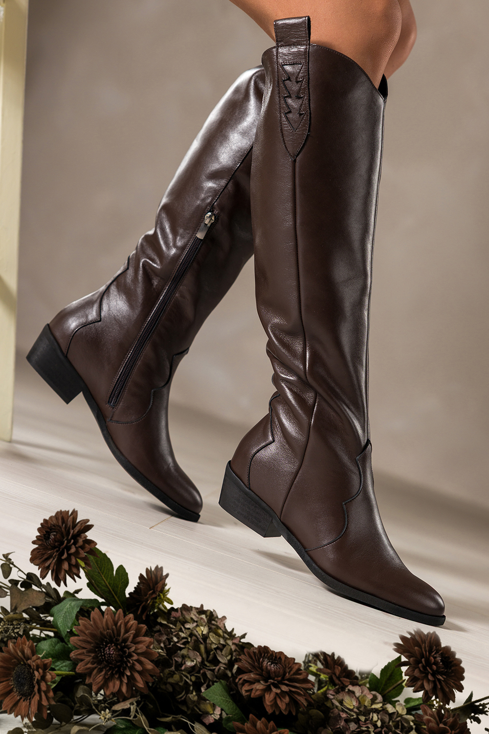 Czekoladowe kozaki skórzane damskie kowbojki na ściętym klocku wycięta cholewka z ozdobnymi paskami