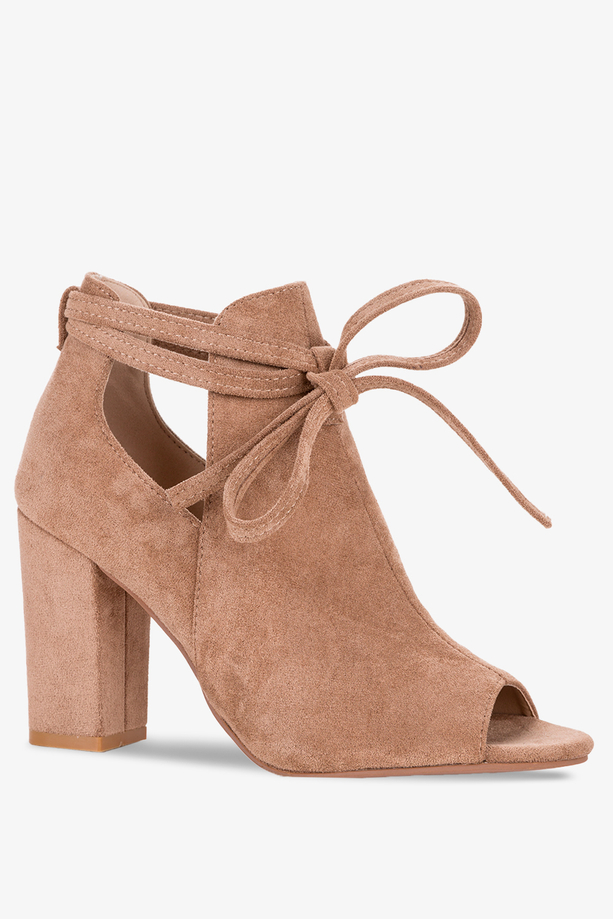 Brązowe botki wiosenne peep toe na słupku z ozdobnym wiązaniem Casu G21X5-T