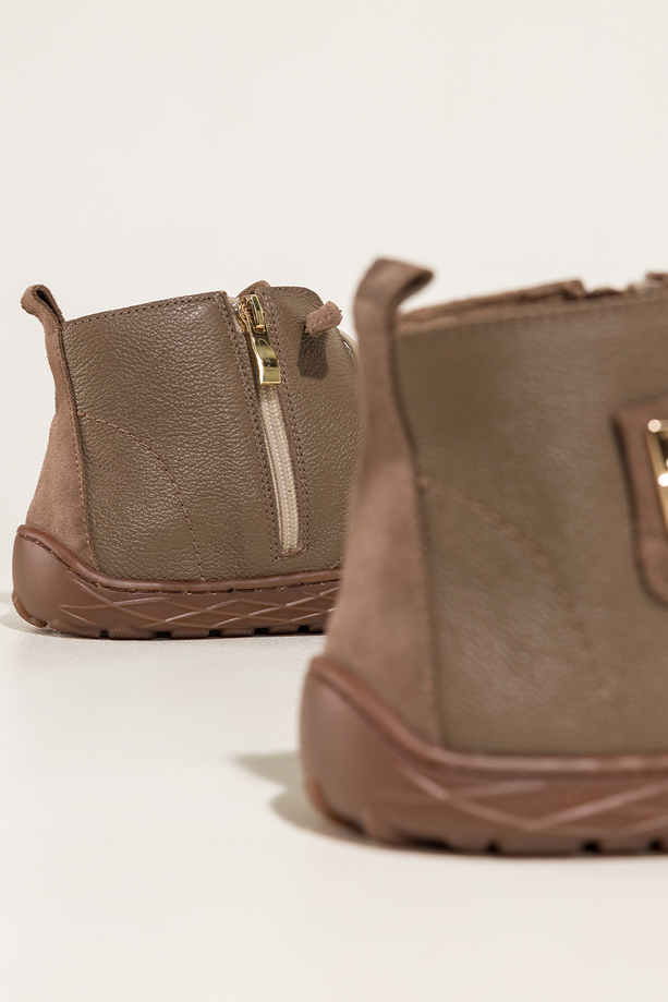 Ciemnobeżowe botki barefoot skórzane damskie szerokie na elastycznej płaskiej podeszwie złota ozdoba elastyczne sznurówki PRODUKT POLSKI Casu 69927