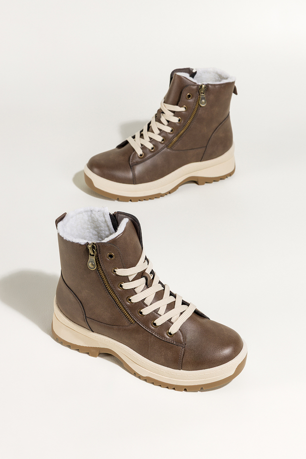 Brązowe botki damskie na bieżnikowanej elastycznej platformie ozdobny zamek na cholewce sznurowane Casu 1912-6